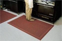 שטיח/משטח גומי מחורר אוטופדי למניעת החלקה עובי 13 מ״מ מידות 1500 מ״מ על 900 מ”מ